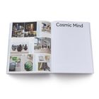 Text "Cosmic Mind" rechts, links Fotos von Kunstwerken wie Glasobjekte und Skulpturen in einer offenen Zeitschrift.