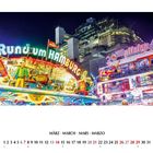 Texte: „Rund um Hamburg“, „Pit Stop“. Bunte Fahrgeschäfte vor modernen Gebäuden, Kalender für März.