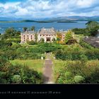 "Bantry House", unten Kalender für März 2027. Landschaft mit prächtigem Herrenhaus, umgeben von Gärten und Blick auf das Wasser.