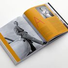 Großer roter Buchstabe "A", daneben ein Mann in Schwarz-Weiß-Fotografie, der lässig an einem Auto lehnt.