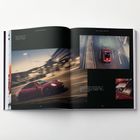 Links oben: "60 Jahre Porsche Targa". Rechts: "Into the great wide open". Bilder von roten Autos in Bewegung.