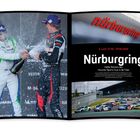 "Nürburgring 2. Lauf 27.06-29.06.2025, Heiße Rennen des Porsche Sports Cup in der Eifel." Champagner spritzende Fahrer.