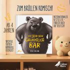 Texte: "Zum Brüllen komisch!", "Ab 4 Jahren", "Wichtige Themen - humorvoll verpackt!", "Internationaler Bestseller - endlich auch auf Deutsch!"

Ein stark gezeichneter Bär steht mit verschränkten Armen. Daneben ein Plüschtier, ein Regal und das Calme Mara Logo.