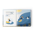 Text: "Muuuh! Juhuu!! Yuki." Illustration: Kind surft Welle, Möwe fliegt. Helles, heiteres Meeresszenario.