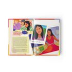 Links: Text über Geburtstagserinnerungen. Rechts: Illustration einer Feier; Mädchen im roten Kleid, Geschenke.