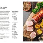 Schweinefilet im Speckmantel mit Kartoffelmedaillons. Rezepttext links, Schweinefilet, Kartoffeln und Soße rechts abgebildet.