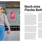 "Eine Flocke Butter" steht auf einem pinken Poster und dem grauen Pullover eines sitzenden Mannes. Rechts großer Text: "Noch eine Flocke Butter?"