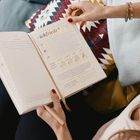 Der Text „#ichfriede“ ist oben. Darunter sind Zeichnungen von Händen. Eine Person hält ein Buch und einen Stift.