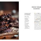 ROCKY ROAD COOKIES: Rezept mit Zutaten wie Mehl, Zucker, Schokodrops; Anweisungen für Zubereitung und Backzeit. Links Schokoladenkekse.