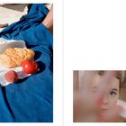 Rechtes Foto: Kind blickt durch unscharf gehaltene Hand. Linkes Foto: Brot, Tomate und Pfirsich auf blauem Stoff.