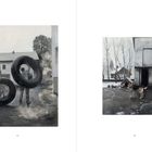 Links: zwei Personen mit großen Reifen vor einem Gebäude.
Rechts: Ein Hund steht vor einem Haus mit Bäumen.