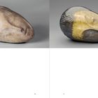 "Schlafende Muse, 1910..." Zwei skulpturale Köpfe, links patinierter Gips, rechts Bronze, beide liegend und sanft geformt.