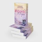 Text: "Sloane Fletcher, Riding Hope." Ein Stapel Bücher mit Cowboy-Stiefeln auf einem pastellfarbenen Cover.