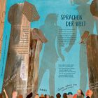 Texte: "SPRACHEN DER WELT", Liste häufig gesprochener Sprachen, Infos über Sprachenvielfalt. Illustration von Säulen und Menschen.