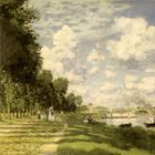 Eine Landschaft mit Bäumen, Menschen am Flussufer, einem Fluss mit Booten, einer Brücke und vielen Wolken am Himmel.