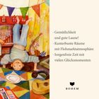 Texte: 
- Gemütlichkeit und gute Laune!
- Kunterbunte Räume mit Flohmarktatmosphäre
- Sorgenfreie Zeit mit vielen Glücksmomenten

Illustration: Ein Kind macht einen Handstand in einem farbenfrohen Raum mit Girlanden und Spielzeugen.