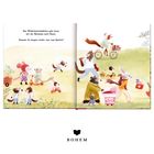 "Das Wildschweinmädchen geht heute mit der Bärmama nach Hause. Kommst du morgen wieder raus zum Spielen?" 

Illustration: Tiere in Kleidung sind draußen, einige mit Fahrrädern und Rollern. Ein Bär schiebt einen Kinderwagen.