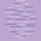 Wörter wie "unberechenbar", "Problemkind", "auftällig", in einem wolkenartigen Muster auf lila Hintergrund.