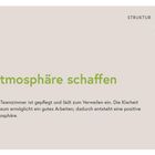 "Atmosphäre schaffen. Das Teamzimmer ist gepflegt und lädt zum Verweilen ein. Struktur oben rechts, Hand-Logo."