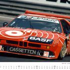 „BASF“ steht in großen Buchstaben auf der Motorhaube eines rot gemusterten Rennwagens auf der Rennstrecke.