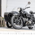 März-Kalender, BMW R67/2 Motorrad mit Seitenwagen, Baujahr 1953. Klassisches Design in schwarz vor einer Garage.