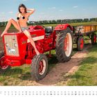 Kalenderblatt März, Traktor McCormick International 624, Frau in kurzen Shorts sitzt oben. Feld und Wiese im Hintergrund.