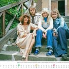 MÄRZ; ABBA privat und entspannt bei einer Pause 1975. Vier Personen auf einer Treppe, Holzgeländer, grüne Pflanzen im Hintergrund.