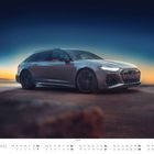 Kalenderseite März, Audi RS6, stilvoller silberner Kombi vor Sonnenaufgang.