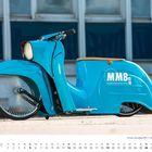 Text: "MMB Instrumente." Kalenderseite mit Datum für September. Ein hellblauer Motorroller steht vor einem Gebäude.