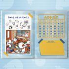 "Finde die Objekte!", Kalender für August. Illustration eines Klassenzimmers mit Figuren bei der Arbeit.