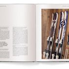Seite 12-13 eines Porsche Travel Guides. Links ein Textblock, rechts Skier mit "Racing" und "Rally" Aufschrift an Holzwand.