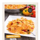 "Fertig in 20 Min." und "Paprika-Rahm-Pasta." Auf einem weißen Teller liegt pasta mit Paprika. Im Hintergrund bunte Paprikaschoten.