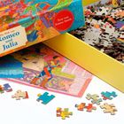 Ein Puzzle mit der Aufschrift „Die Welt von Romeo und Julia“ und „Text von Emma Smith“, bunte Teile neben der Schachtel.