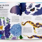 Titel: BLAU IN DER NATUR. Text über blaue Pflanzen und Tiere, blauer Schmetterling, Papagei, Oktopus, blaue Blüten und Blätter.