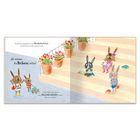 "Wir müssen die Bücherei retten!" Zwei Hasen ziehen einen Wagen. Drei Hasen sitzen mit Büchern auf Stufen bei Blumen.