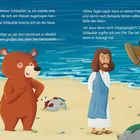 Ein Bär, ein Hase, und eine biblische Szene mit Jesus und Jüngern am Strand neben einem Boot. Farbenfrohe Illustration.