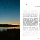 VORWORT. Sternenhimmel und Landschaft spiegeln sich in einem ruhigen See bei Nacht, unter klarem Himmel.