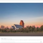 März 2027, Die Insel Sylt. Kirche in Landschaft bei Sonnenuntergang, mit Bäumen und klarem Himmel im Hintergrund.