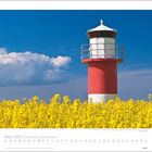 "März 2027 | Faszination Leuchttürme" unten. Roter Leuchtturm hinter gelbem Blumenfeld, blauer Himmel mit Wolken.