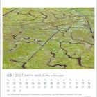 Kalender für März 2027, Thema: Wattenmeer. Grüne Marschlandschaft mit Wasserläufen von oben.