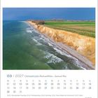 Kalender März 2027, Ostseeküste, Wind und Wellen. Steilküste mit grünem Meer und blauem Himmel.