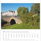 03 | 2027 Schleswig-Holstein. Kalenderblatt mit historischer Brücke, Fachwerkhäusern und blühenden Sträuchern im Vordergrund.