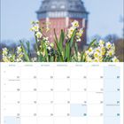 "03 | 2027 HAMBURG Meine Perle". Kalender mit Narzissen im Vordergrund und einem unscharfen Backsteingebäude im Hintergrund.
