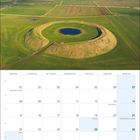 Kalender für März 2027. Luftaufnahme einer grünen Landschaft mit einem kreisförmigen Hügel und kleinem See.