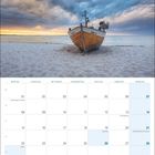 Kalender für März 2027. Foto: Fischerboot auf Sandstrand, bewölkter Himmel, Meer im Hintergrund.