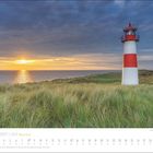 März 2027, Sylt. Ein Leuchtturm vor Düne mit Sonnenuntergang.