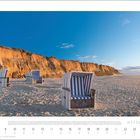 MÄRZ | MARCH | 2027. Sandstrand mit Strandkörben vor einer Dünenlandschaft unter blauem Himmel.