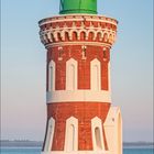 Kalenderseite: März 2027, wichtige Daten hervorgehoben. Foto eines rot-weißen Leuchtturms mit grünem Dach, Karte unten.