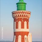 Kalenderblatt mit März 2027. Leuchtturm Kaiserschleuse Bremerhaven, erbaut 1900. Hintergrund: blauer Himmel.