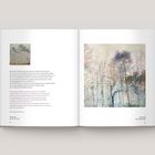 Links Text auf Deutsch und Englisch über Kunstprozesse, rechts eine Illustration eines Waldes in zarten Farben.